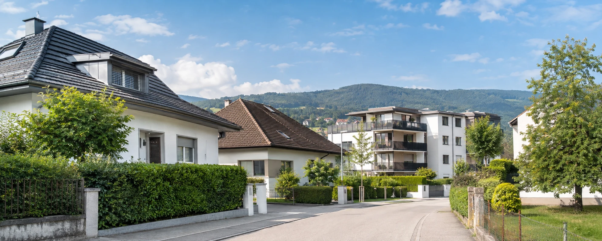 Österreichisches Wohnviertel mit Einfamilienhäusern und Mehrparteienhaus